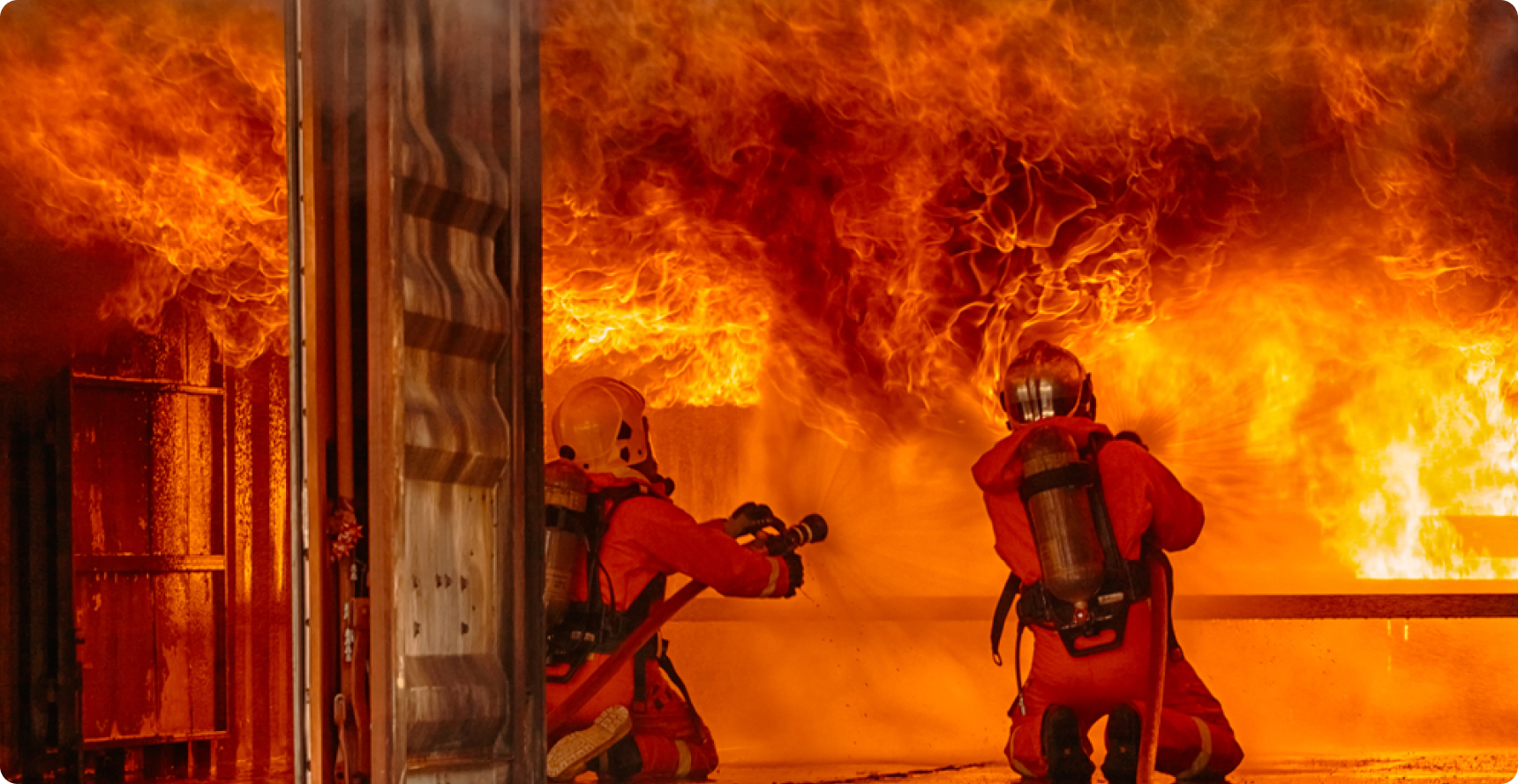 Personas apagando el Fuego